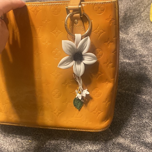 Retails $1600 - Authentic Louis Vuitton Houston Beige Vernis Tote Bag - Picture 14 of 14